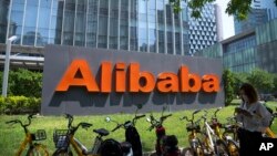Logo perusahaan teknologi China Alibaba di kantornya di Beijing, Selasa, 10 Agustus 2021. (Foto: AP)
