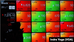 Pengunjung yang berada di Bursa Efek Indonesia pada Jumat (29/12) di Jakarta. (VOA/Indra Yoga)