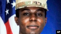 រូបថត​របស់​ទាហាន​អាមេរិក​លោក Travis King ត្រូវបាន​ឃើញ​នៅ​គេហដ្ឋាន​ជីតា​របស់លោក​កាលពីថ្ងៃទី​១៩ កក្កដា ឆ្នាំ២០២៣។