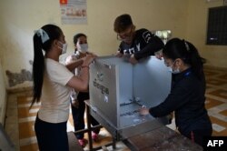 មន្ត្រីរៀបចំការបោះឆ្នោតដំឡើងហិបឆ្នោតនៅមណ្ឌលបោះឆ្នោតមួយកន្លែង មុនថ្ងៃបោះឆ្នោតជាតិអាណត្តិទី ៧ នៅរាជធានីភ្នំពេញ ថ្ងៃទី ២២ ខែកក្កដា ឆ្នាំ ២០២៣។