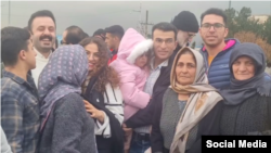 Siyasi fəal Yürüş Mehrəlibəylinin 104 gün nəzarətdə saxlandıqdan sonra müvəqqəti azadlığa buraxıldığı an.