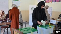 ស្ត្រីម្នាក់កំពុងបោះឆ្នោតនៅមណ្ឌលបោះឆ្នោតមួយកន្លែងក្នុង​ទីក្រុងអ៊ីស្លាម៉ាបាដ ប្រទេសប៉ាគីស្ថាន នាថ្ងៃទី៨ ខែកុម្ភៈ ឆ្នាំ២០២៤។