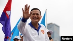 Hun Manet, putra Perdana Menteri Kamboja Hun Sen, melambaikan tangannya kepada para pendukungnya selama kampanye pemilihan terakhir Partai Rakyat Kamboja (CPP) untuk pemilihan umum mendatang di Phnom Penh, Kamboja, 21 Juli 2023. (REUTERS/Cindy Liu)