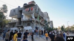 Palestinci pretražuju oštećenu zgradu nakon izraelskih udara u Khan Yunisu u južnom pojasu Gaze, 30. oktobra 2023.