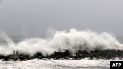 Gelombang menghantam pantai di Linbian di Kabupaten Pingtung barat pada 26 Juli 2023, saat Topan Doksuri melewati Taiwan selatan. (Foto: AFP)