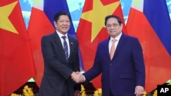 越南总理范明正（右）在河内会见到访的菲律宾总统费迪南德·马科斯。（2024年1月30日）