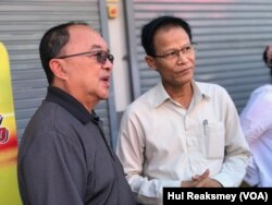 លោក ពូ សុវចនា (ឆ្វេង) និង​លោក ជា មុនី (ស្តាំ) ចូលរួម​ការរំឭក​ខួប៧​ឆ្នាំ​នៃ​ឃាតកម្ម​លើ​លោក កែម ឡី នៅ​កន្លែង​លក់​ទំនិញ​របស់​ស្ថានីយ​ប្រេង Caltex ក្នុង​ទីក្រុង​ភ្នំពេញ នៅ​ថ្ងៃទី​១០ ខែកក្កដា ឆ្នាំ២០២៣។ (ហ៊ុល រស្មី/វីអូអេ)