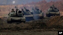 일본 육상자위대 90식 전차들이 연례 훈련에서 기동하고 있다 (자료사진)