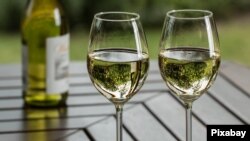 نبود نوشیدنی‌های الکلی استاندارد در ایران جان شهروندان را به خطر می‌اندازد