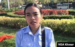 កញ្ញា រៀម ស្រីពេជ្ររតនា និសិត្សផ្នែកច្បាប់មួយរូបផ្តល់់បទសម្ភាសន៍ជាមួយសំឡេងសហរដ្ឋអាមេរិកនៅមុខវត្តបទុមវត្តី ទីក្រុងភ្នំពេញ ថ្ងៃទី១២ ខែកុម្ភៈ ឆ្នាំ២០២៤។ (ហ៊ុល រស្មី/វីអូអេ)