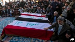 নাজাফের ইমাম আলী মাজারে ইরাকিরা যুক্তরাষ্ট্রের বিমান হামলায় নিহত পপুলার মোবিলাইজেশন ফোর্সেস যোদ্ধাদের জানাজায় অংশ নিচ্ছেন। ৪ ফেব্রুয়ারি, ২০২৪।