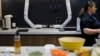 ILUSTRASI - Bot Chef yang dirancang untuk membantu tugas memasak, dipamerkan di stan Samsung pada acara teknologi CES di Las Vegas, 7 Januari 2020. (AP / John Locher)
