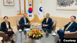 성 김(왼쪽 두번째) 미 국무부 대북특별대표가 6일 서울에서 박진(왼쪽 세번째) 한국 외교부 장관과 면담하고 있다. 맨 오른쪽은 김건 한국 외교부 한반도평화교섭본부장 (한국 외교부 제공)