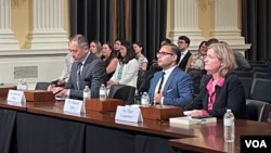 沈栋（左）、谢扎德·卡齐和派珀·朗斯伯里2023年7月13日出席众议院美中战略竞争特设委员会听证会。（美国之音记者李逸华摄）