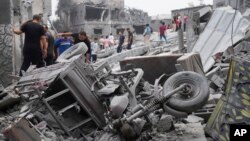 Posljedice izraelskog bombardovanja u blizini izbjegličkog kampa u Pojasu Gaze (AP/Hatem Moussa)