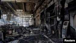 25일 우크라이나 하르키우에서 러시아 군의 공습으로 피해를 본 쇼핑몰 현장의 모습.