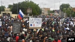 "A bas la France", "Vive la Russie, vive Poutine", scandaient notamment les manifestants sur la place de l'indépendance à Niamey jeudi 3 août 2023.