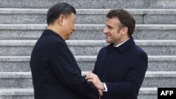 法国总统马克龙与中国国家主席习近平在北京举行的欢迎仪式上。（2023年4月6日）