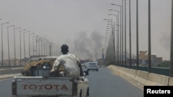 Smoke rises in Omdurman, near Halfaya Bridge, during clashes between the Paramilitary Rapid Support Forces and the army as seen from Khartoum North, Sudan April 15, 2023. 
