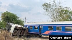 គ្រោះថ្នាក់នៃការបុកគ្នារវាងរថភ្លើងនិងរថយន្តក្រុង ក្នុងភូមិសាស្រ្តឃុំឈើតុំ ស្រុកក្រគរ ខេត្តពោធិ៍សាត់ កាលពីថ្ងៃទី២៩ ខែមីនា ឆ្នាំ២០២៤ ។ (រូបថតផ្តល់ដោយលោក ពេជ្រ ពិសិដ្ឋ)