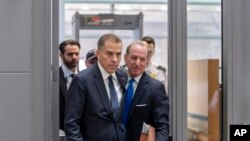 Хантер Бајден, син на претседателот Џо Бајден, пристигнува со адвокатот Абе Лоуел во канцеларијата на О'Нил Хаус на сослушување зад затворени врати во истрагата предводена од републиканците за семејството Бајден, во Капитол во Вашингтон, САД, 28 февруари, 2024 година.