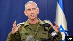 Juru bicara militer Israel, Laksamana Muda Daniel Hagari berbicara dalam konferensi pers di Tel Aviv, pada 18 Oktober 2023. (Foto: AFP/Gil Cohen-Magen)