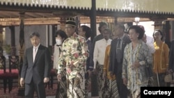 Sri Sultan HB X menyambut Kaisar Naruhito dengan ageman takwa atau baju khas Keraton Yogyakarta. (Foto media pool Humas Jogja)