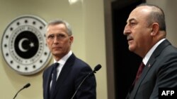 Menteri Luar Negeri Turki Mevlut Cavusoglu (kanan) dan Sekretaris Jenderal NATO Jens Stoltenberg (kiri) dalam konferensi pers bersama setelah pembicaraan di Kementerian Luar Negeri di Ankara, 16 Februari 2023. (Foto: Adem ALTAN / AFP)