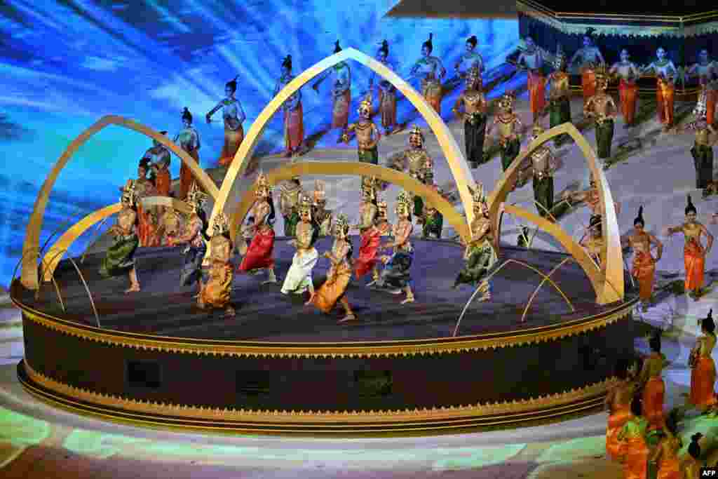 សិល្បករសម្តែងនៅក្នុងពិធីសម្ពោធព្រឹត្តិការណ៍ប្រកួតកីឡាស៊ីហ្គេមលើកទី ៣២ នៅពហុកីឡដ្ឋានជាតិមរតកតេជោ នៅរាជធានីភ្នំពេញ នៅថ្ងៃទី ៥ ខែឧសភា ឆ្នាំ ២០២៣។ 