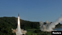 Во писмото до Бајден од 1 ноември, највисоките републиканци од конгресните комитети за надворешни односи и вооружени служби, ја поздравија испораката на армиски тактички ракетни системи со ограничен дострел на Украина, но бараат и повеќе системи со подолг дострел