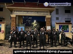 មន្ត្រីមានសមត្ថកិច្ចចុះល្បាតនៅបរិវេណ​វិទ្យាល័យ​ ជា ស៊ីម សន្ធរម៉ុក បន្ទាប់ពី​មាន​អសណ្តាប់ធ្នាប់សាធារណៈ​ដែល​បង្ក​ឡើងដោយក្រុម​យុវជនកម្ពុជា​លេងគប់ទឹកនិងប៉ាតម្សៅ​ដោយ​អនាធិបតេយ្យ។ (Facebook / ស្នងការដ្ឋាននគរបាលរាជធានីភ្នំពេញ)