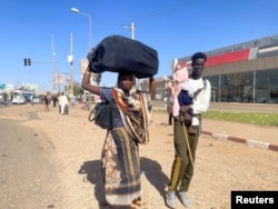 People gather at the station to flee Khartoum during clashes between the paramilitary Rapid Support Forces and the army in Khartoum, Sudan, April 19, 2023.