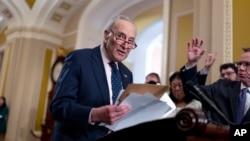 Pempimpin Mayoritas Senata AS Chuck Schumer berbicara kepada awak media di Gedung Capitol di Washington, pada 21 Mei 2024. (Foto: AP/J. Scott Applewhite)