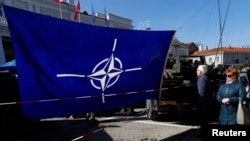 Bendera NATO tampak terlihat Lituania 30 Maret 2019. Selandia Baru pada Jumat (5/4) mengatakan pihaknya siap menandatangani perjanjian kerja sama baru dengan NATO. (Foto: REUTERS/Ints Kalnins)