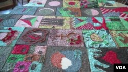 Në fotografi punime të realizuara nga ish ushtare afgane.