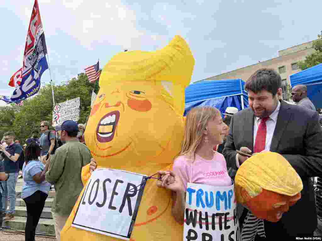 Pristalice i protivnici Donalda Trampa pred zgradom federalnog suda u Vašingtonu (Foto: Glas Amerike /Milan Nešić)