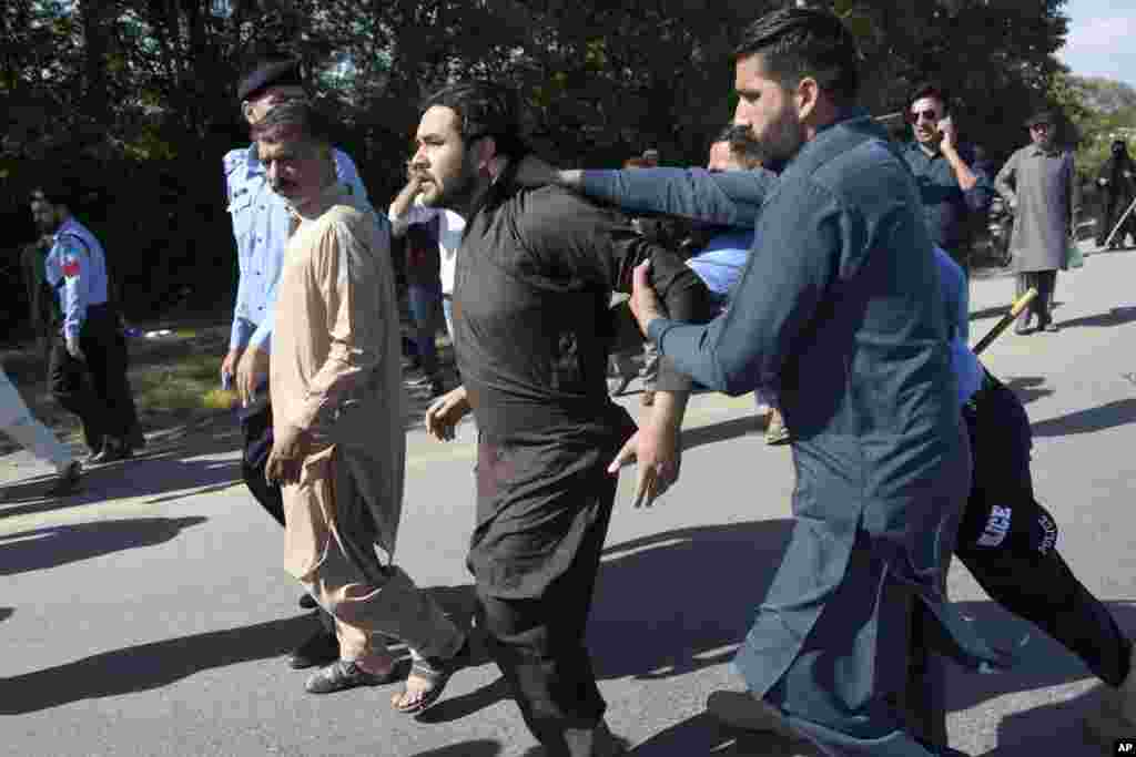 نیروهای پولیس در لباس افراد ملکی شماری از هواداران عمران خان را در پشاور بازداشت کردند