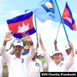 រូបឯកសារ៖ លោក ស៊ុន ចន្ធី ប្រធានគណបក្សកម្លាំងជាតិ ក្នុង​អំឡុង​ពេល​ធ្វើ​សកម្មភាព​នយោបាយ​ជាមួយ​គណបក្ស​សង្គ្រោះជាតិ។ (Facebook / SUN Chanthy)