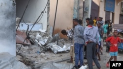 FILE - Wakazi wakitathmini uhabifu uliosababishwa na shambulizi katika Hoteli ya Pearl Beach, Mogadishu Juni 10, 2023.
