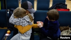 从白俄罗斯边境回到乌克兰的乌克兰女童和哥哥在基辅与家人团聚。（2023年4月8日）