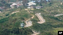 지난해 9월 중국 지린성 북동부 팡촨에서 바라본 북중러 접경에 감시초소와 철조망이 세워져있다.