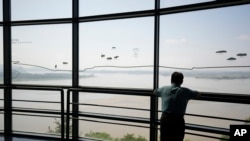 Warga Korea Selatan melihat wilayah Korea Utara dari perbatasan di kota Paju, Korsel (foto: ilustrasi). 