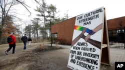 미국 뉴햄프셔대학교 식당 앞에 다양성에 관한 포스터가 게시돼 있다. (자료사진)