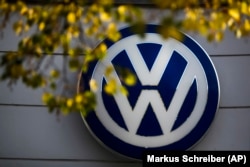 Logo VW dari perusahaan mobil Volkswagen Jerman dipajang di Berlin. (Foto: AP/Markus Schreiber)