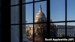 Ние сме вознемирени од одлуките донесени од двете влади на Косово и Србија кои продолжуваат да ескалираат наместо да ги деескалираат тензиите, напишаа сенаторите во писмото