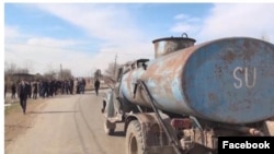 Saatlıda su probelmi ilə bağlı etiraz aksiyası (Foto facebook-dan götürülüb)