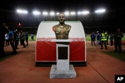 Dalam foto yang disediakan oleh Kantor Berita Tasnim, patung jenderal Iran Qassem Soleimani yang terbunuh ditempatkan di stadion Naghsh-e-Jahan di pusat kota Isfahan, Iran, Senin, 2 Oktober 2023. (Morteza Salehi, Kantor Berita Tasnim via AP)