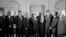 اس 28 اگست 1963 کےفائل فوٹومیں، صدر جان ایف کینیڈی وائٹ ہاؤس میں مارٹن لوتھر کنگ جونیئر سمیت سیاہ فام رہنماؤں کے ایک گروپ کے ساتھ کھڑے ہیں۔ فوٹو اے پی