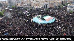 အီရန်သမ္မတနဲ့ ရဟတ်ယာဉ် ပျက်ကျသေဆုံးသူတွေ ဈာပန တီဟီရန်မှာကျင်းပနေစဉ် (မေ ၂၂၊ ၂၀၂၄)