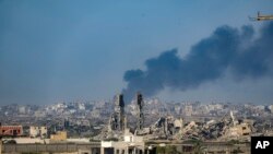 Asap mengepul menyusul serangan udara Israel di Jalur Gaza tengah, Rabu, 10 Juli 2024. (Abdel Kareem Hana/AP)